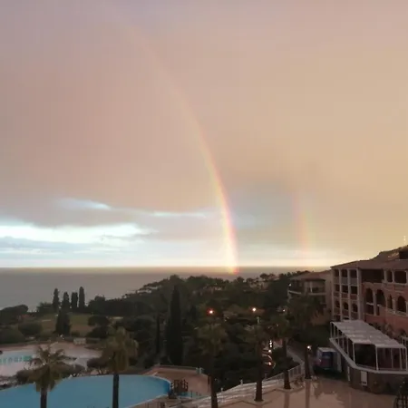 Duplex Atypique Avec Magnifique Vue Et Baie D'agay Апартаменты Сен-Рафаэль